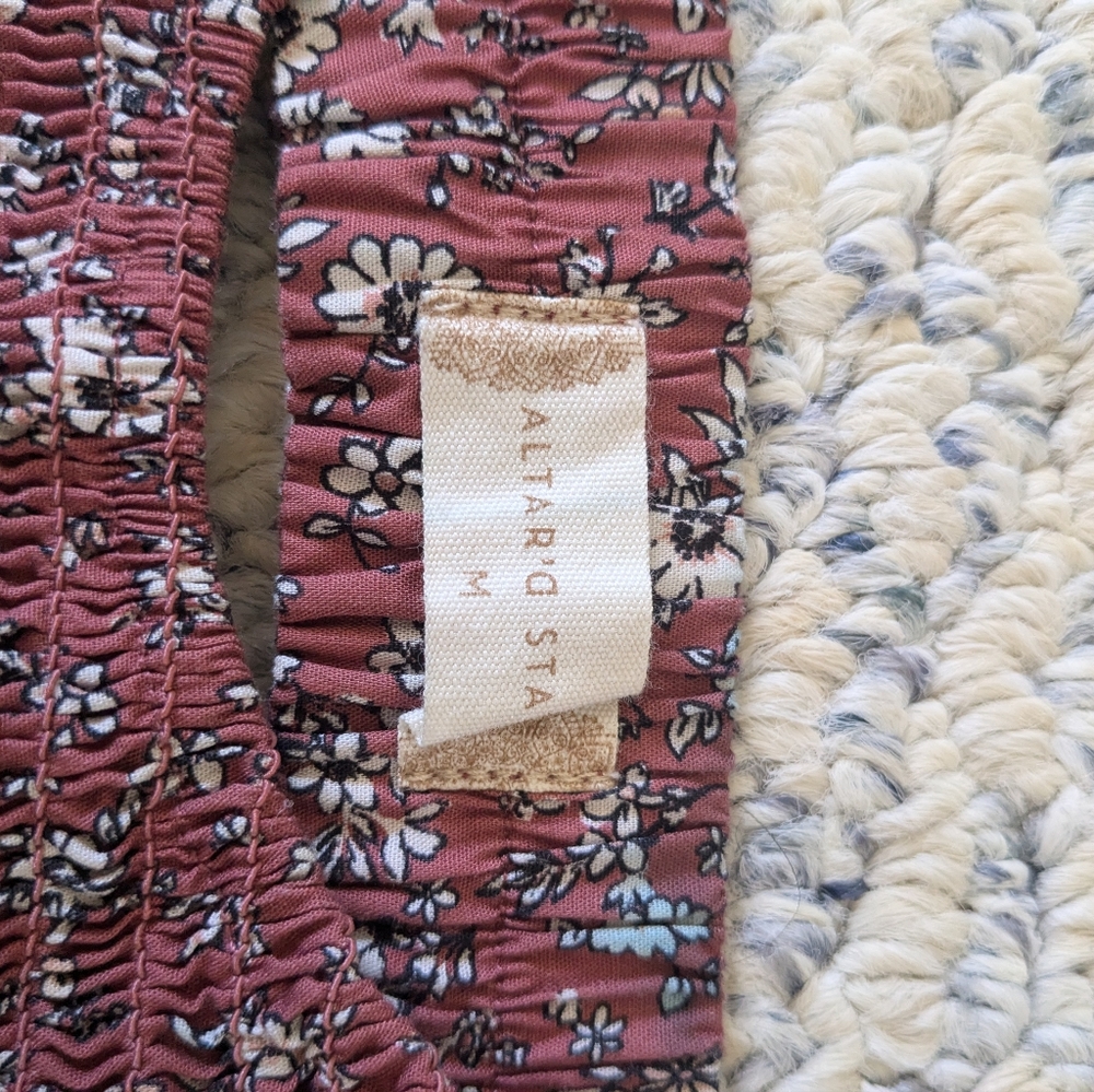 Cropped floral tie shirt. Size Medium - Picture 3 of 3